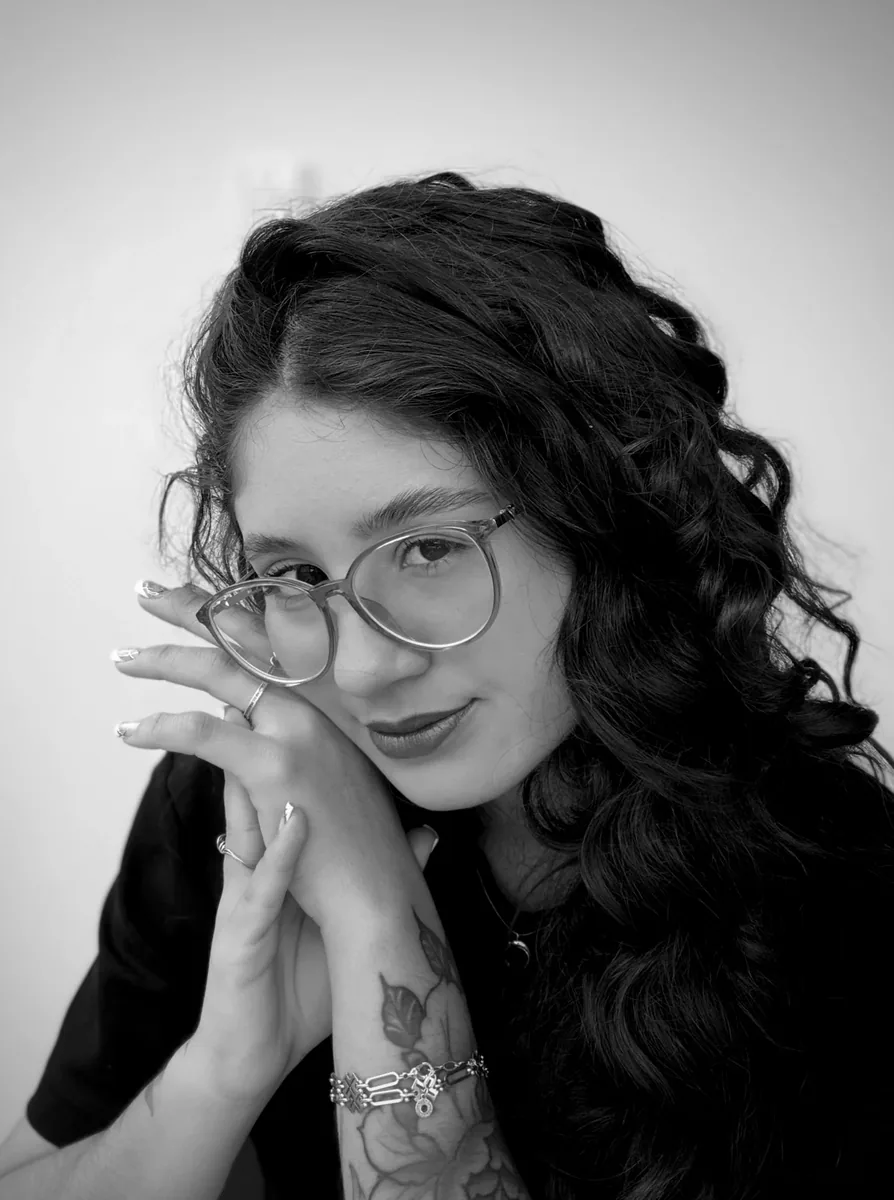 Retrato da tatuadora Renata em seu estúdio
