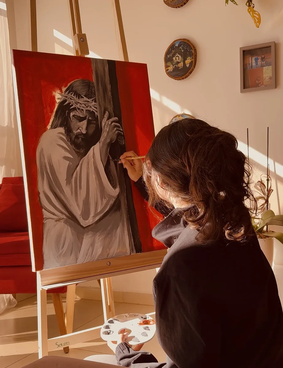 Renata Estolaski pintando tela autoral no ateliê