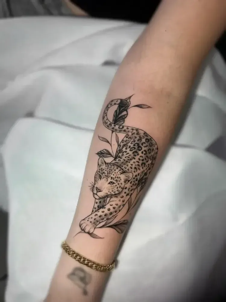 Tatuagem autoral em traço fino